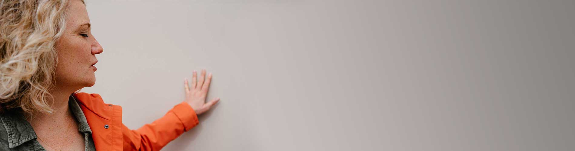 Profilbild von Sylvia Paproth die mit dem Mund einen Klick-Laut ausführt und mit der Hand die Wand ertastet