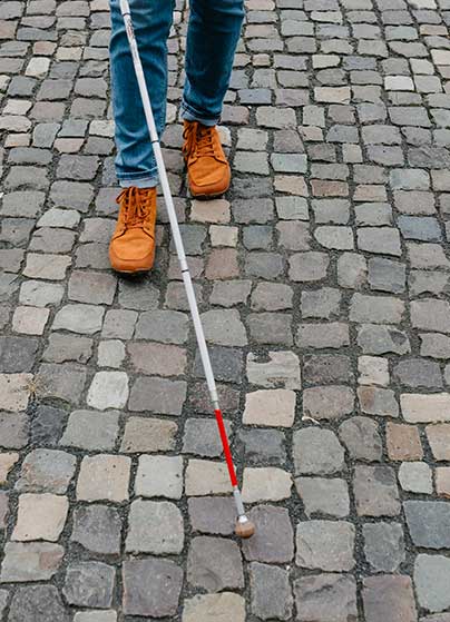 Ein Langstock auf Kopfsteinpflaster